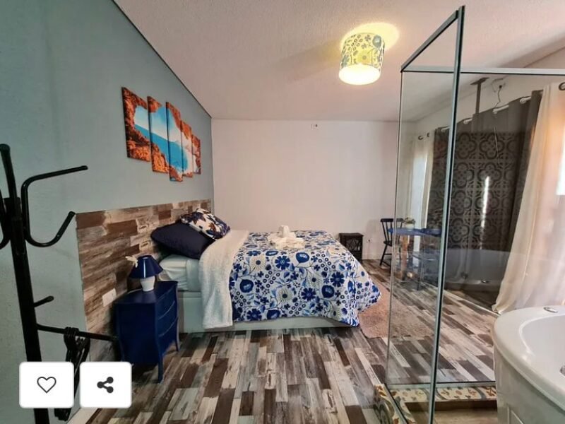 Suíte Grega, com banheira de hidromassagem, lareira elétrica e deck com vista para mata