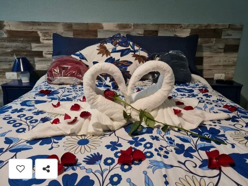 Suíte Grega, com banheira de hidromassagem, lareira elétrica e deck com vista para mata