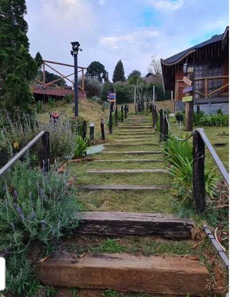 Suíte Grega, com banheira de hidromassagem, lareira elétrica e deck com vista para mata