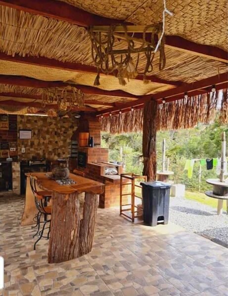Suíte Grega, com banheira de hidromassagem, lareira elétrica e deck com vista para mata