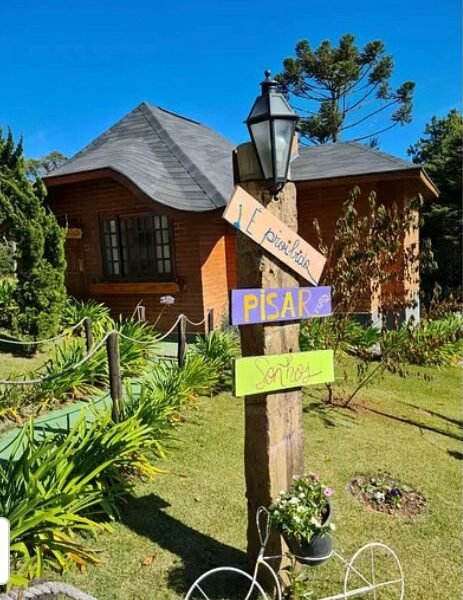 Suíte Grega, com banheira de hidromassagem, lareira elétrica e deck com vista para mata