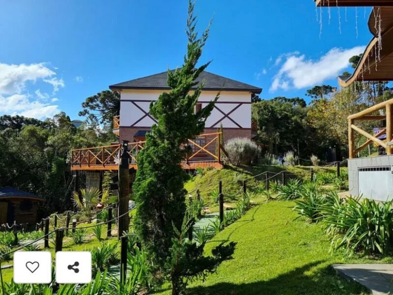 Suíte Grega, com banheira de hidromassagem, lareira elétrica e deck com vista para mata